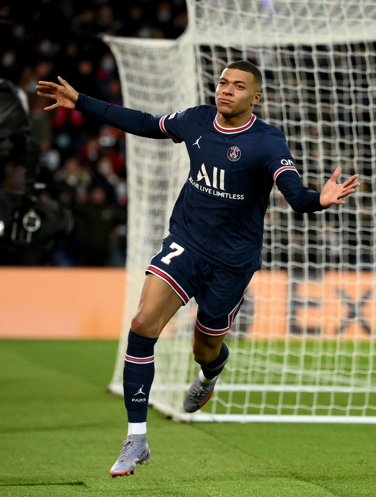 摩根：梅西最近也做了类似的肘击动作，却没人采取任何行动