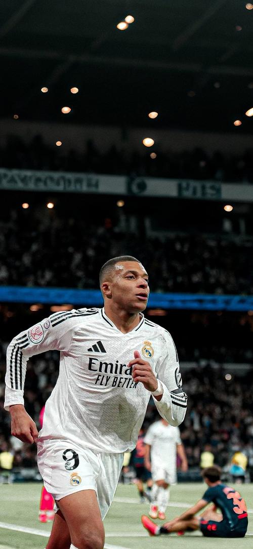 贝克汉姆：梅西总能创造机会；作为老板看比赛真的很煎熬